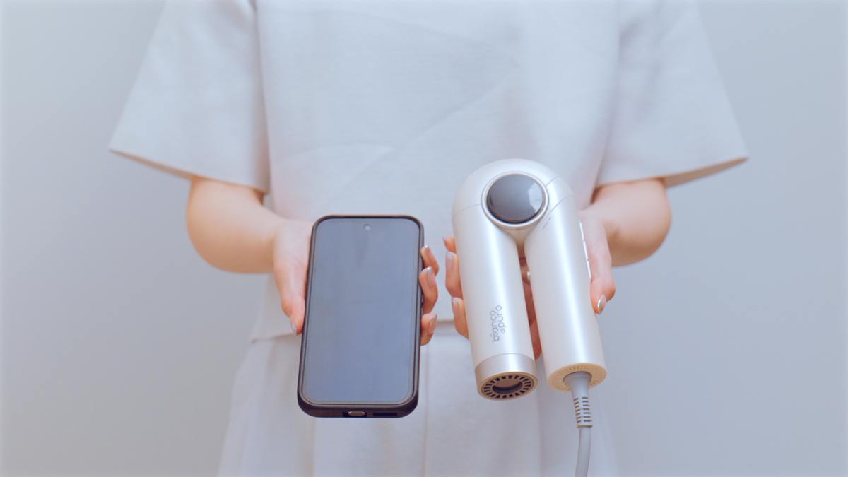 折りたたんだU7とスマートフォンを並べた様子