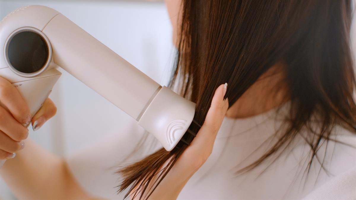 U7で髪を乾かす女性