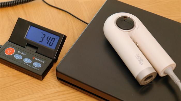 はかりに載せたU7。表示は340g